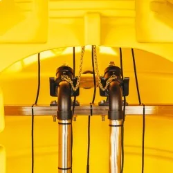 Zbliżenie na zawory i rury wewnątrz przepompowni ścieków