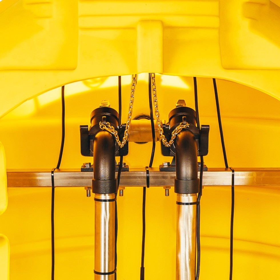 Zbliżenie na zawory i rury wewnątrz przepompowni ścieków Zbliżenie na zawory i rury wewnątrz przepompowni ścieków