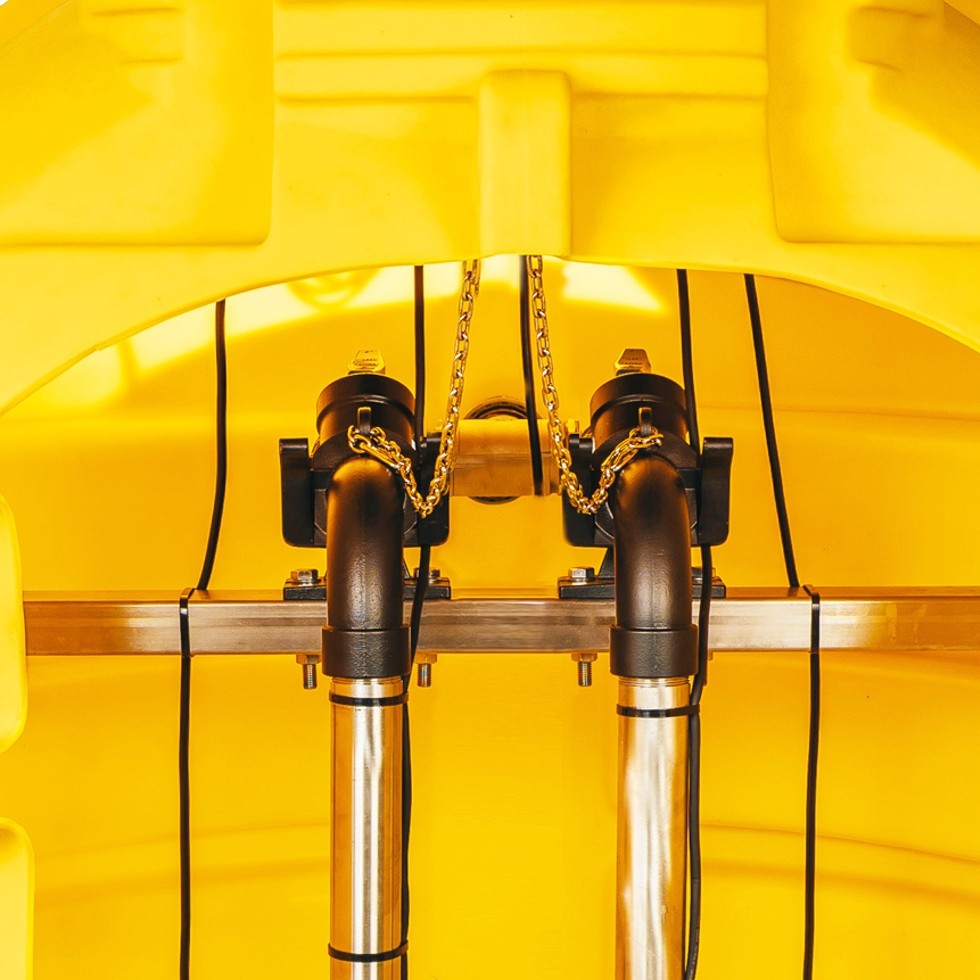 Zbliżenie na zawory i rury wewnątrz przepompowni ścieków Zbliżenie na zawory i rury wewnątrz przepompowni ścieków