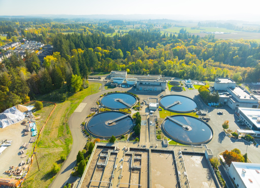 Jakie przepisy regulują budowę przepompowni ścieków?