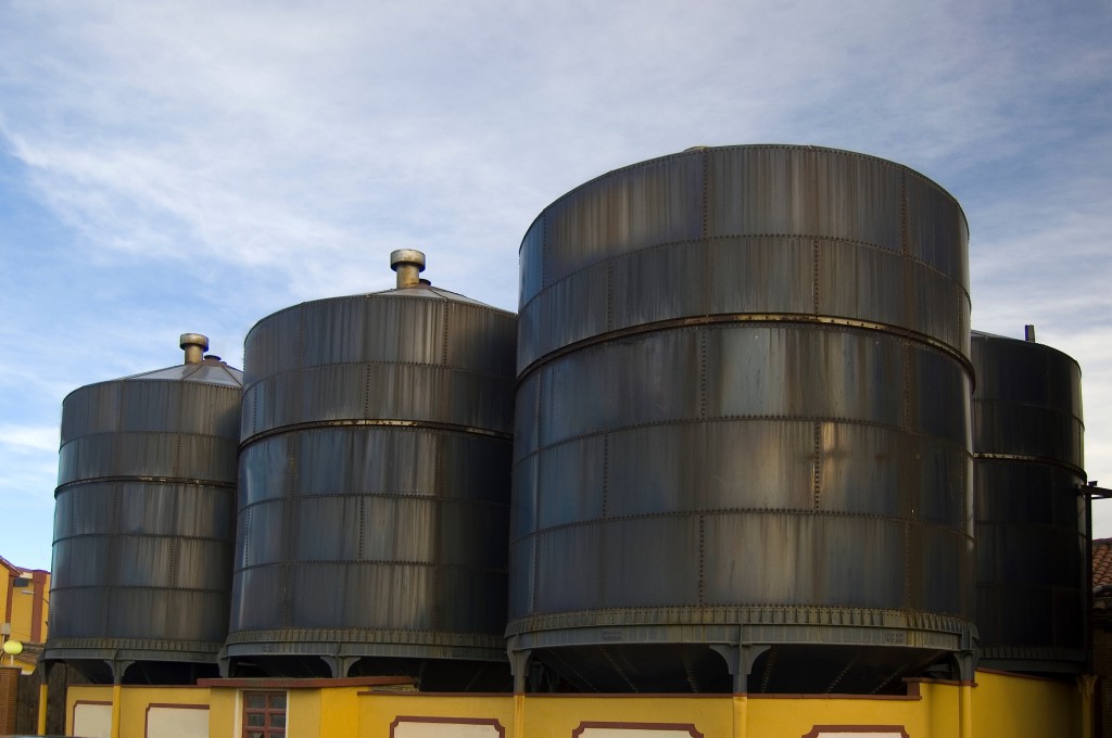 Jak wybrać odpowiedni zbiornik na olej napędowy do firmy transportowej?
