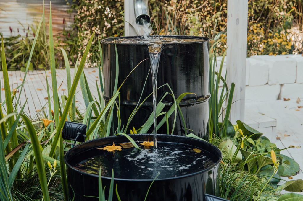 Zbieranie deszczówki w ogrodzie - praktyczne sposoby i zastosowanie