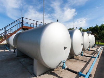 Jakie parametry techniczne są kluczowe przy wyborze stacjonarnego zbiornika na o