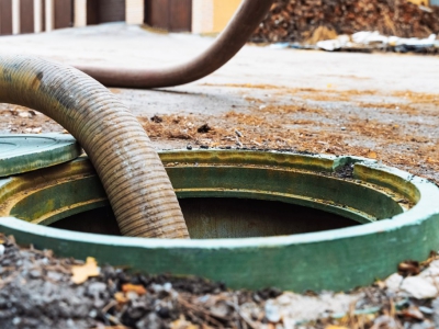 Jak udrożnić rurę do szamba? Poradnik i wskazówki