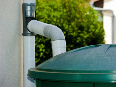 Jak podłączyć zbiornik na deszczówkę do rynny?