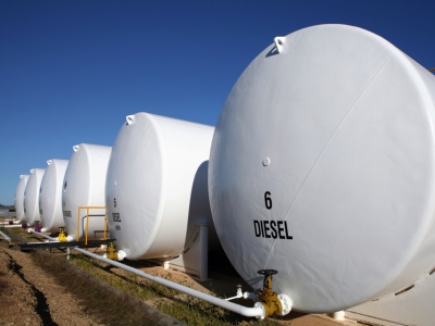 Dlaczego warto inwestować w zbiorniki na benzynę? Korzyści i zastosowania